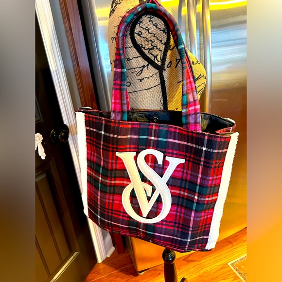 🟢 NWT Victoria’s Secret Tote Overnight Plaid Fur Trimmed Bag - Picture 2 of 7